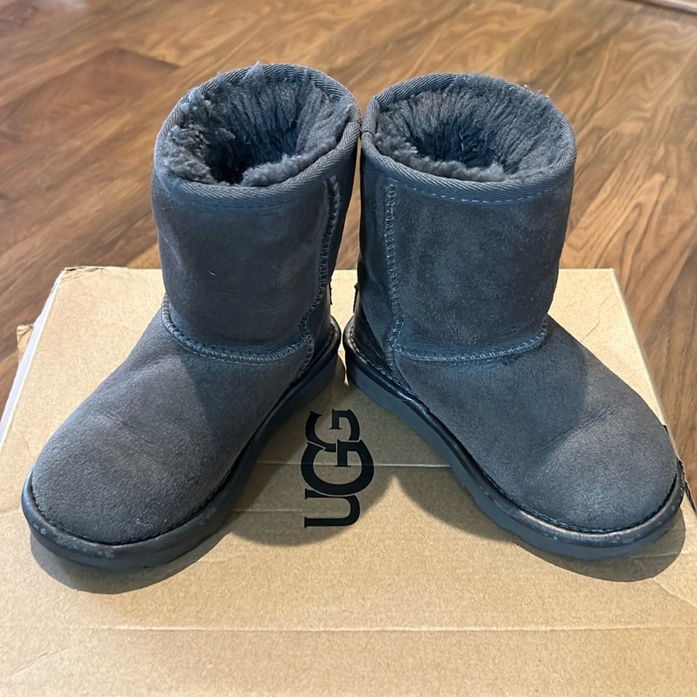 Grey toddler/kids Uggs size 10 in great condition